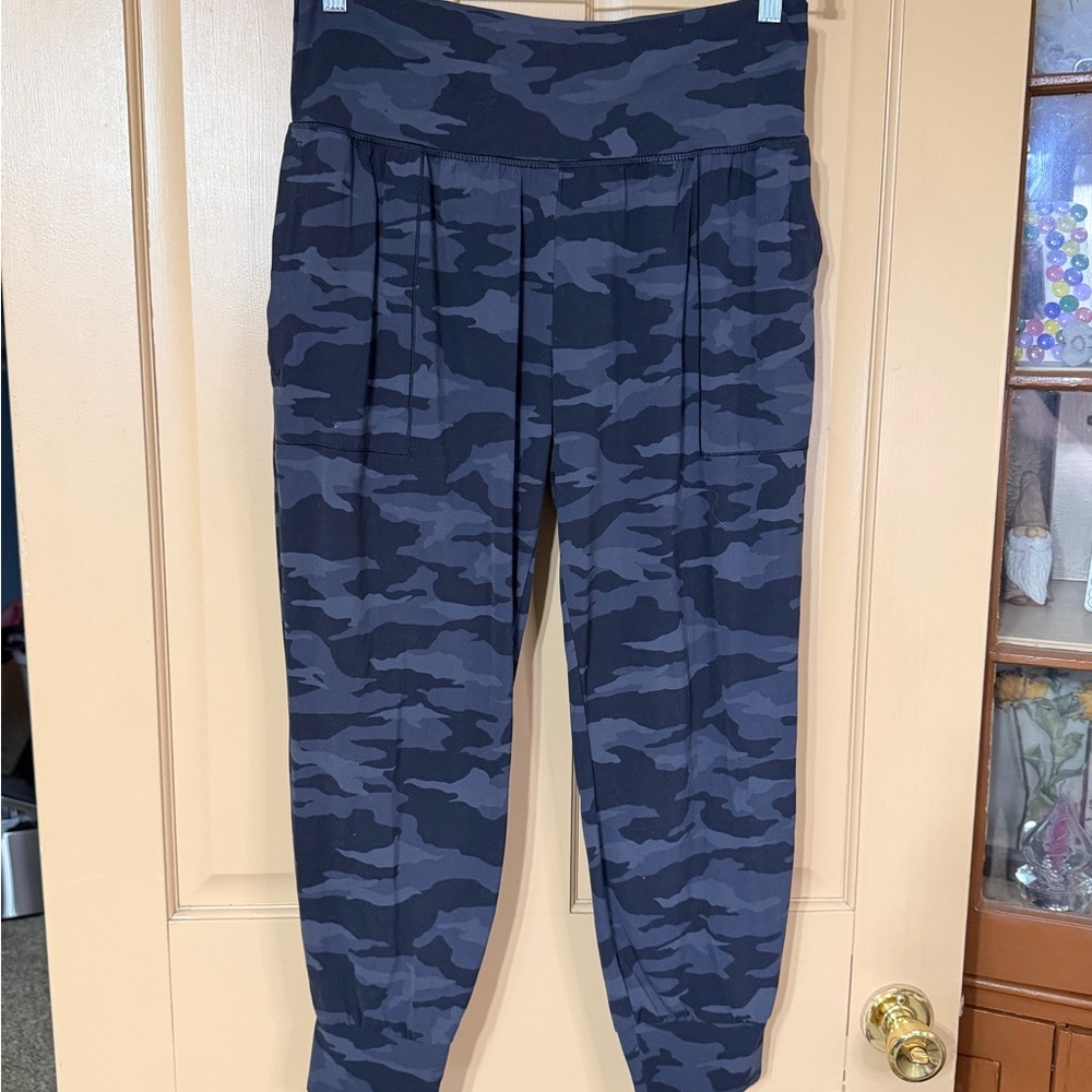 Athleta Black‎ & Gray Camo Jogger